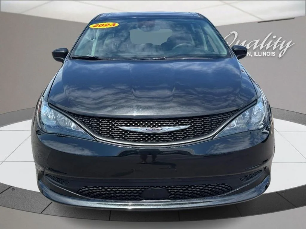 Used 2023  Chrysler LX image 11