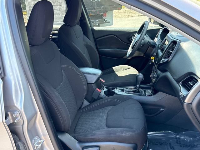 Used 2020 Billet Silver Metallic Clearcoat Jeep Latitude image 24