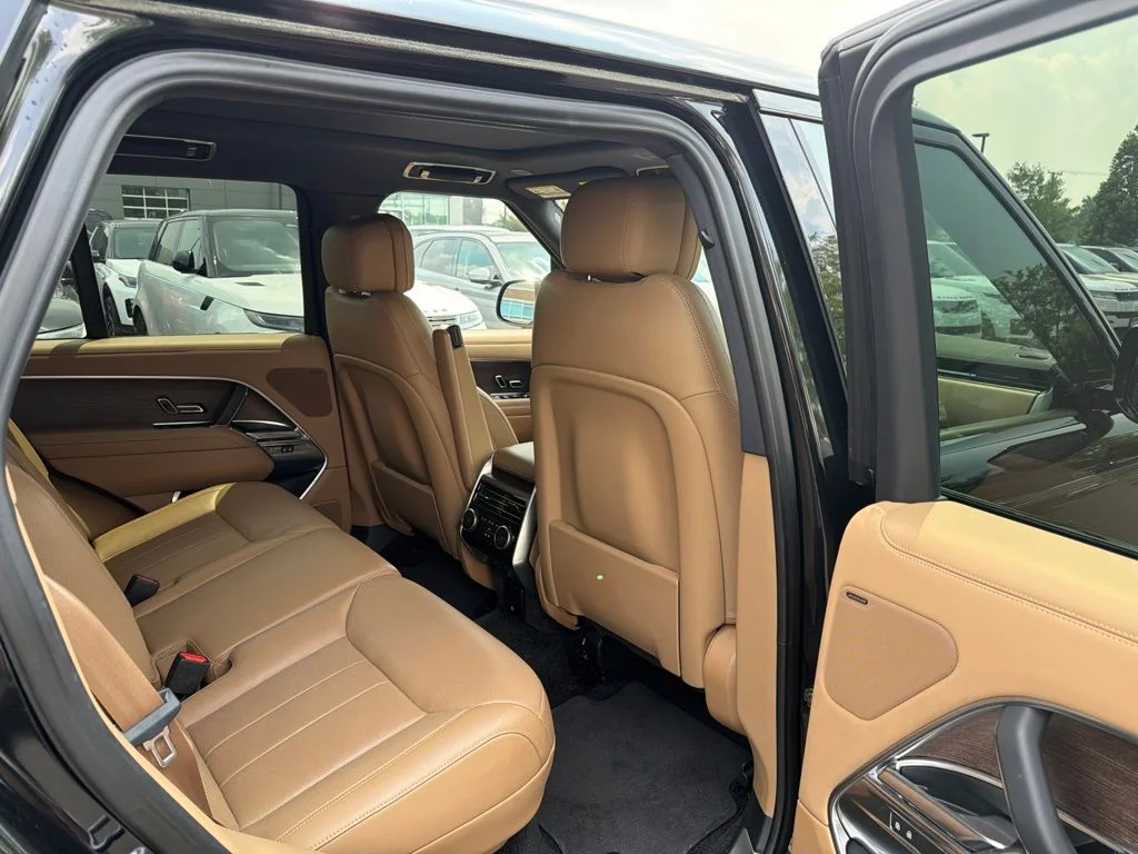 Used 2023  Land Rover SE image 11
