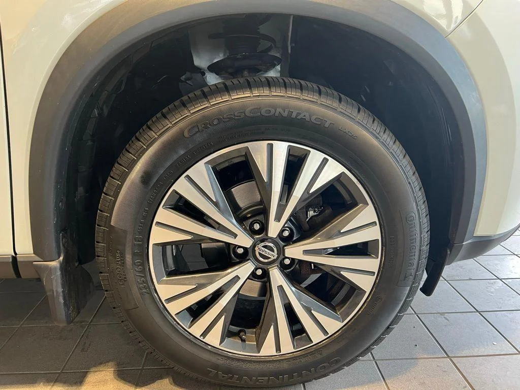Used 2021 Pearl White Nissan SV image 15