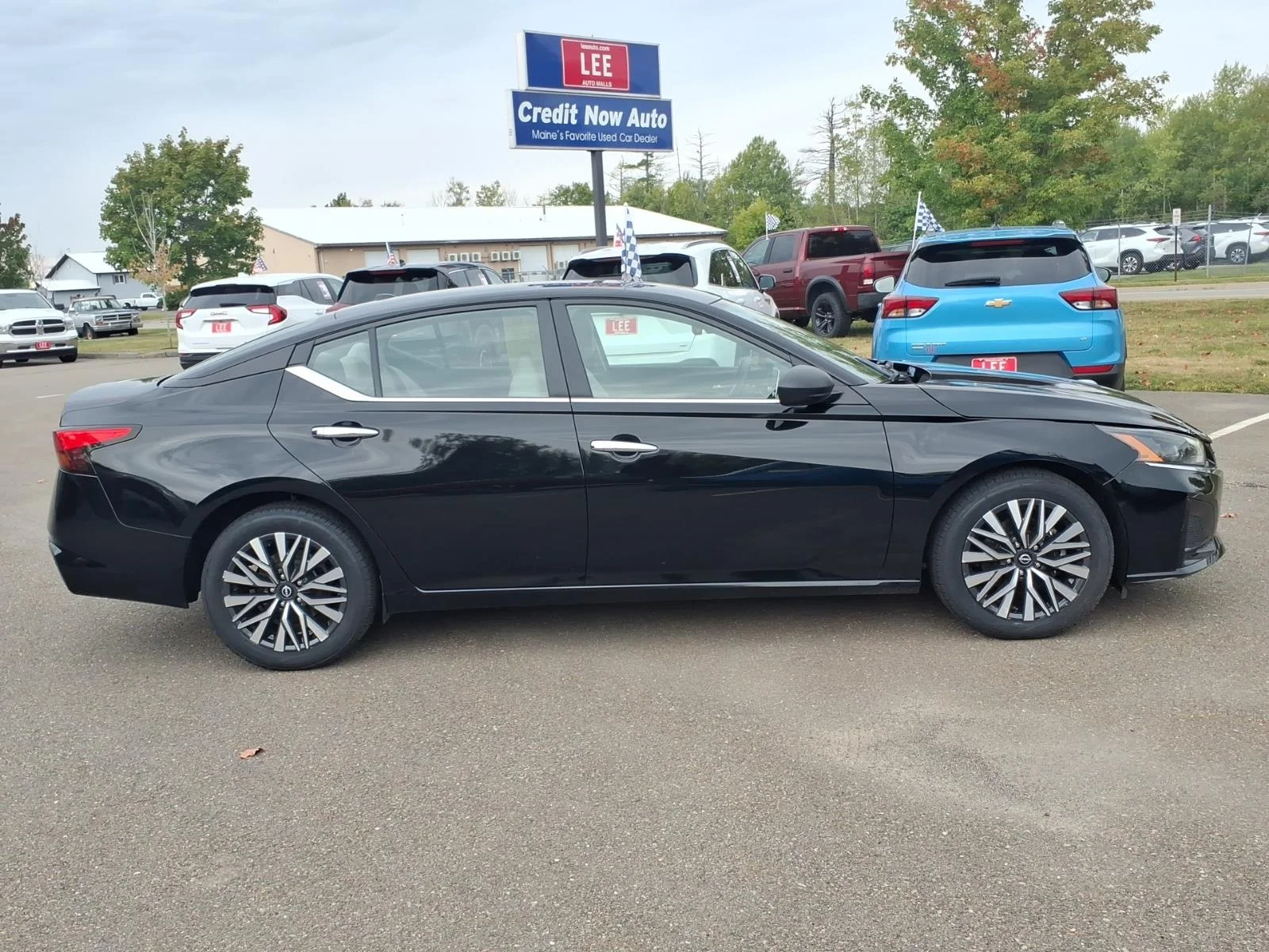 Used 2025 Super Black Nissan 2.5 SV image 4