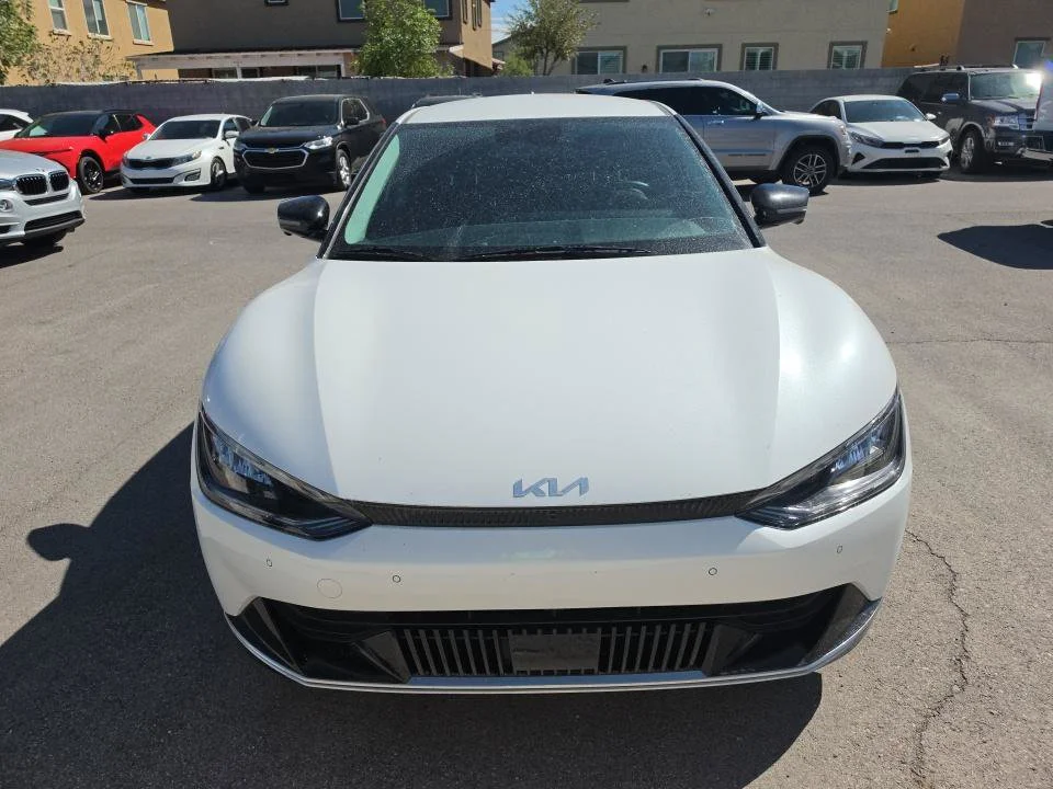 Used 2022 White Kia Wind image 3