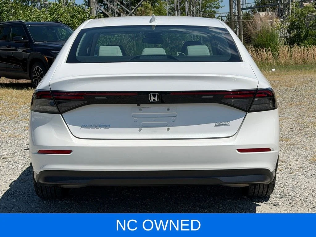 Used 2023 White Honda EX image 6