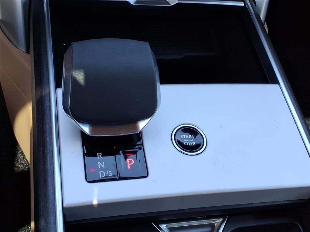 New 2026 Charente Grey LAND ROVER SE image 16