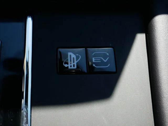 Used 2023 White Diamond/Black Roof Mitsubishi SE image 26