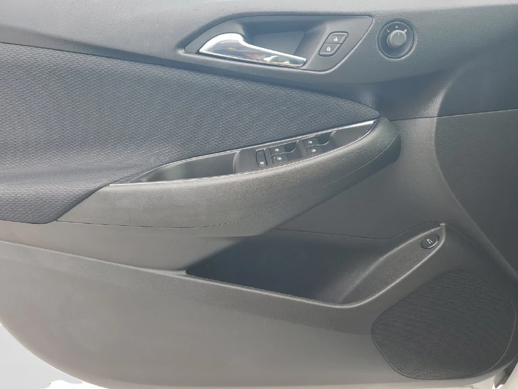 Used 2017 SUMMIT WHITE Chevrolet LT image 18