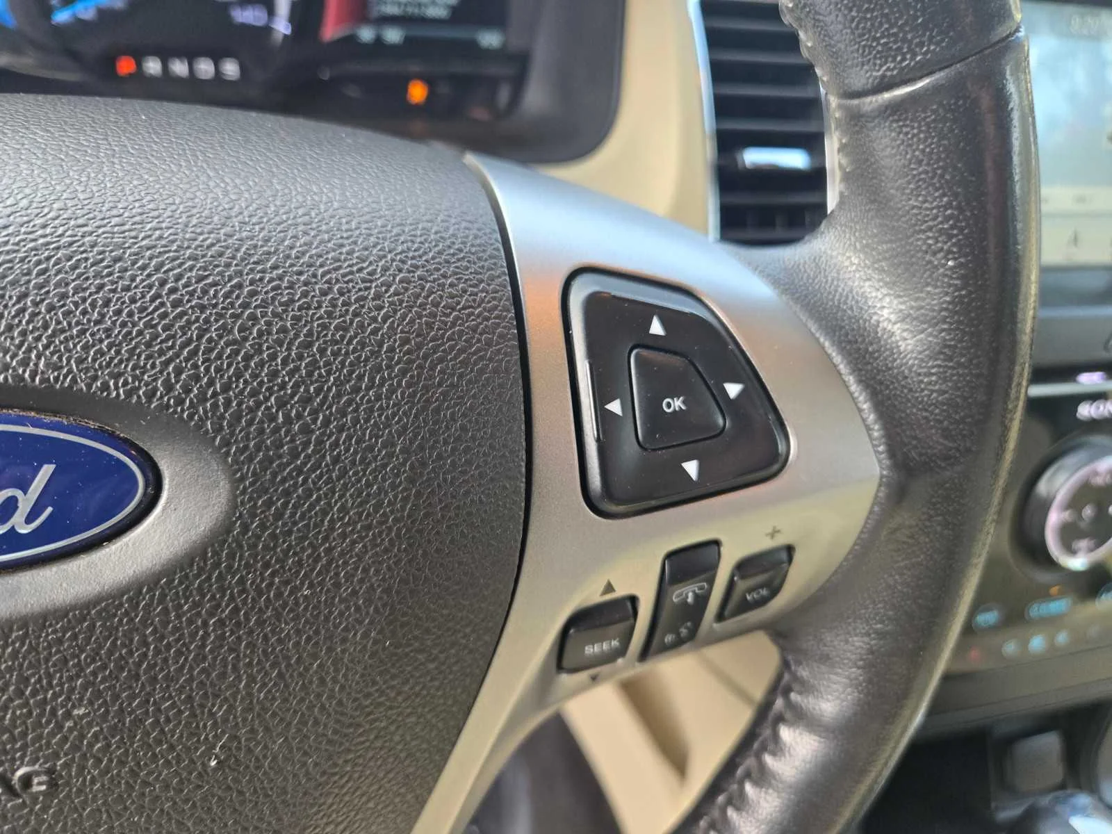 Used 2019  Ford Limited image 28