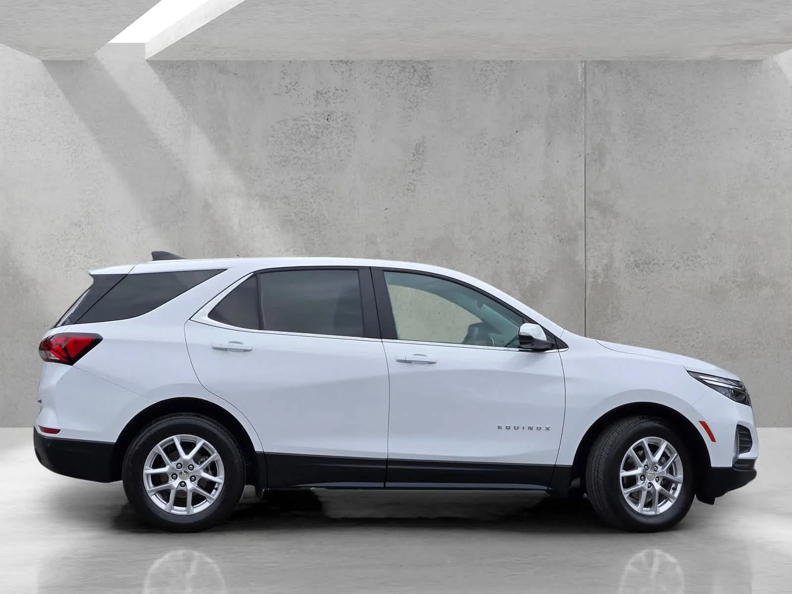 Used 2024 Summit White Chevrolet LT image 3