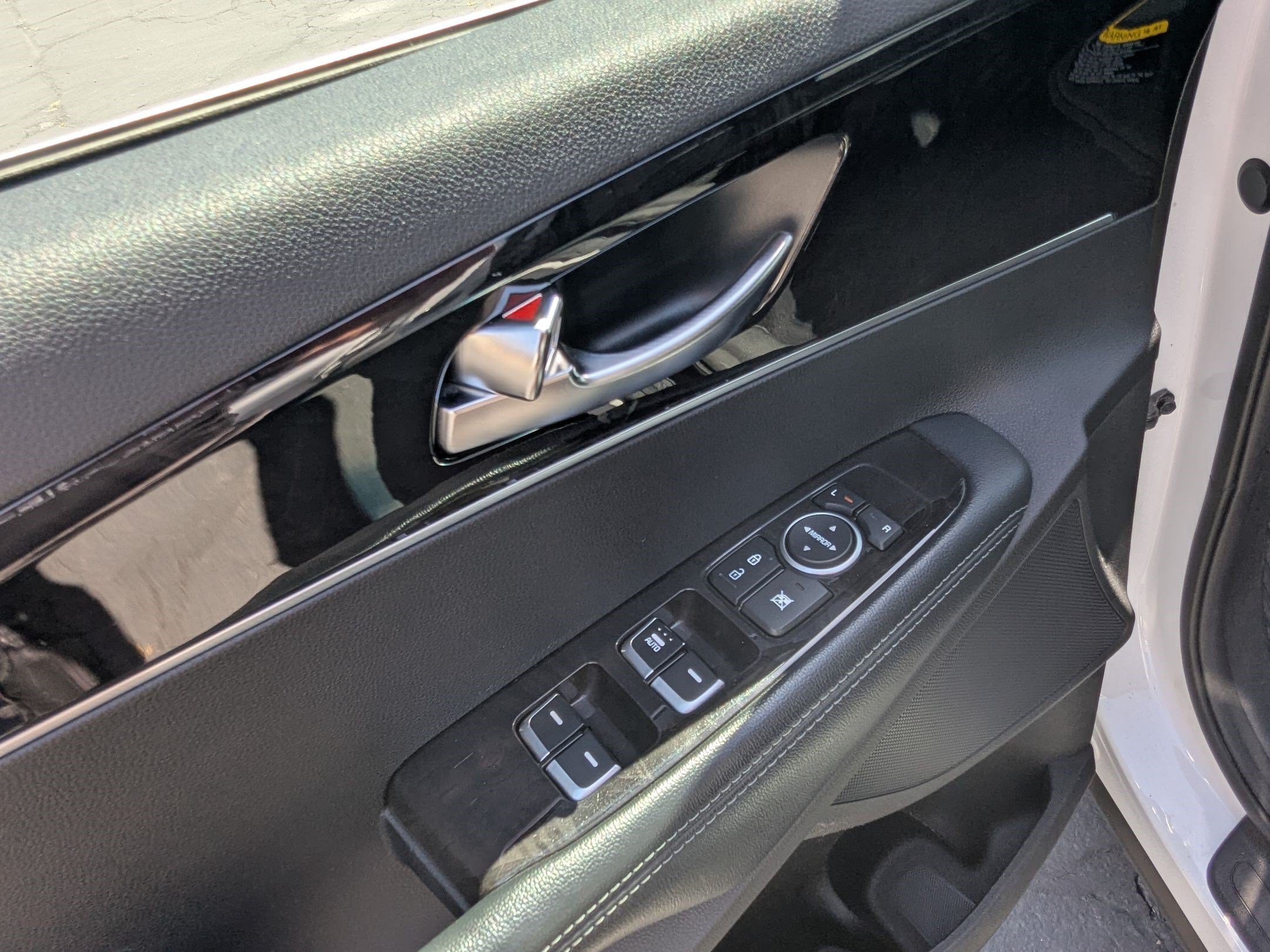 Used 2018 Snow White Pearl Kia LX image 13