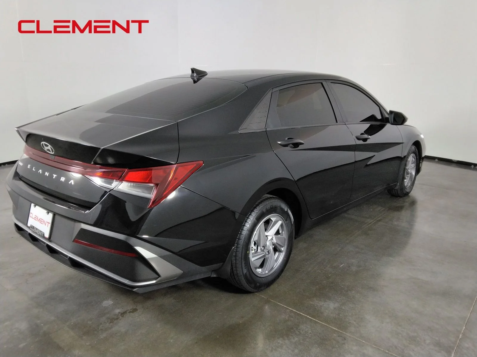 Used 2025 Black Hyundai SE image 4