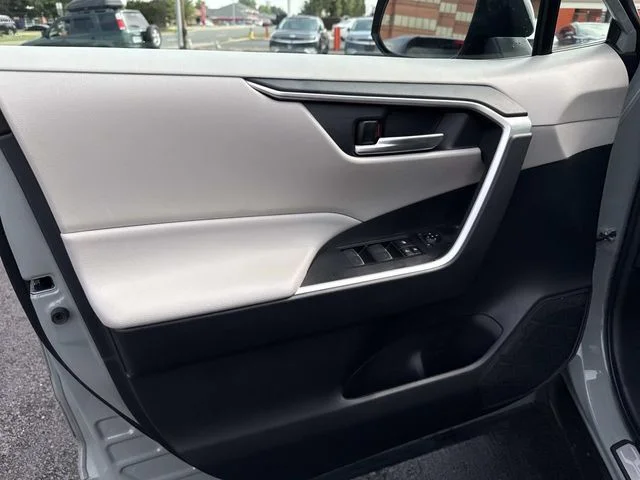 Used 2023  Toyota XLE image 26