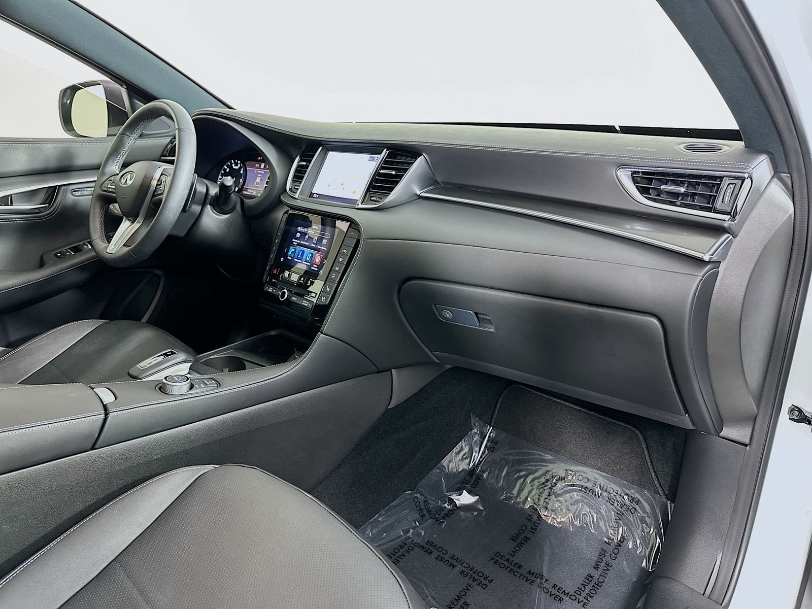 Used 2025 Radiant White INFINITI ESSENTIAL image 30