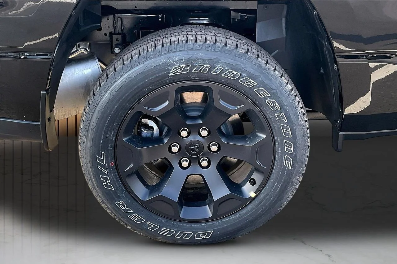 New 2026 Diamond Black Crystal Pearlcoat RAM Express image 33
