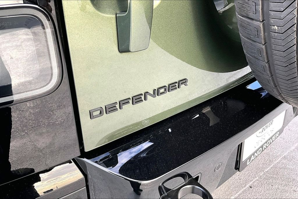 New 2026 WOOLSTONE GREEN Land Rover X-Dynamic SE image 9