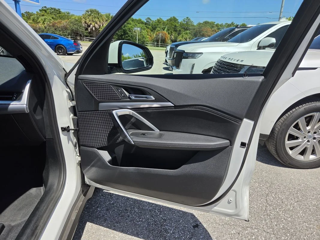 Used 2023  BMW xDrive28i image 19