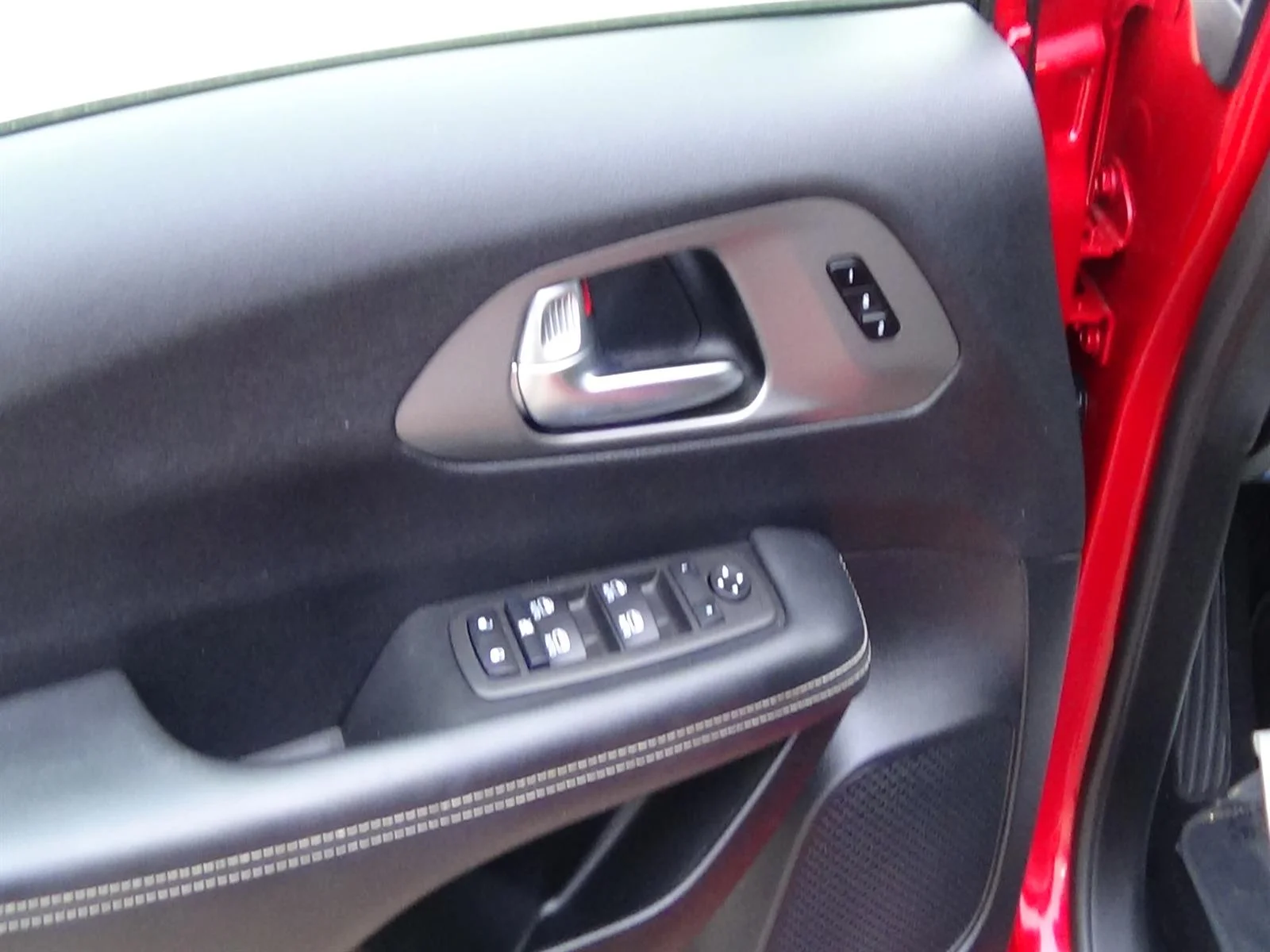Used 2025 Red Hot Pearl Coat (pr6) Chrysler Select image 14