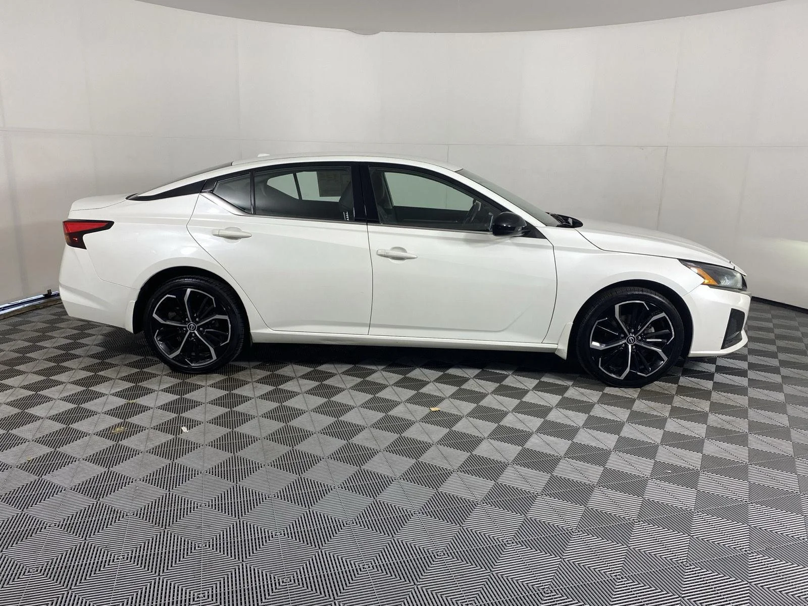 Used 2024 Pearl White Tricoat Nissan 2.5 SR image 9