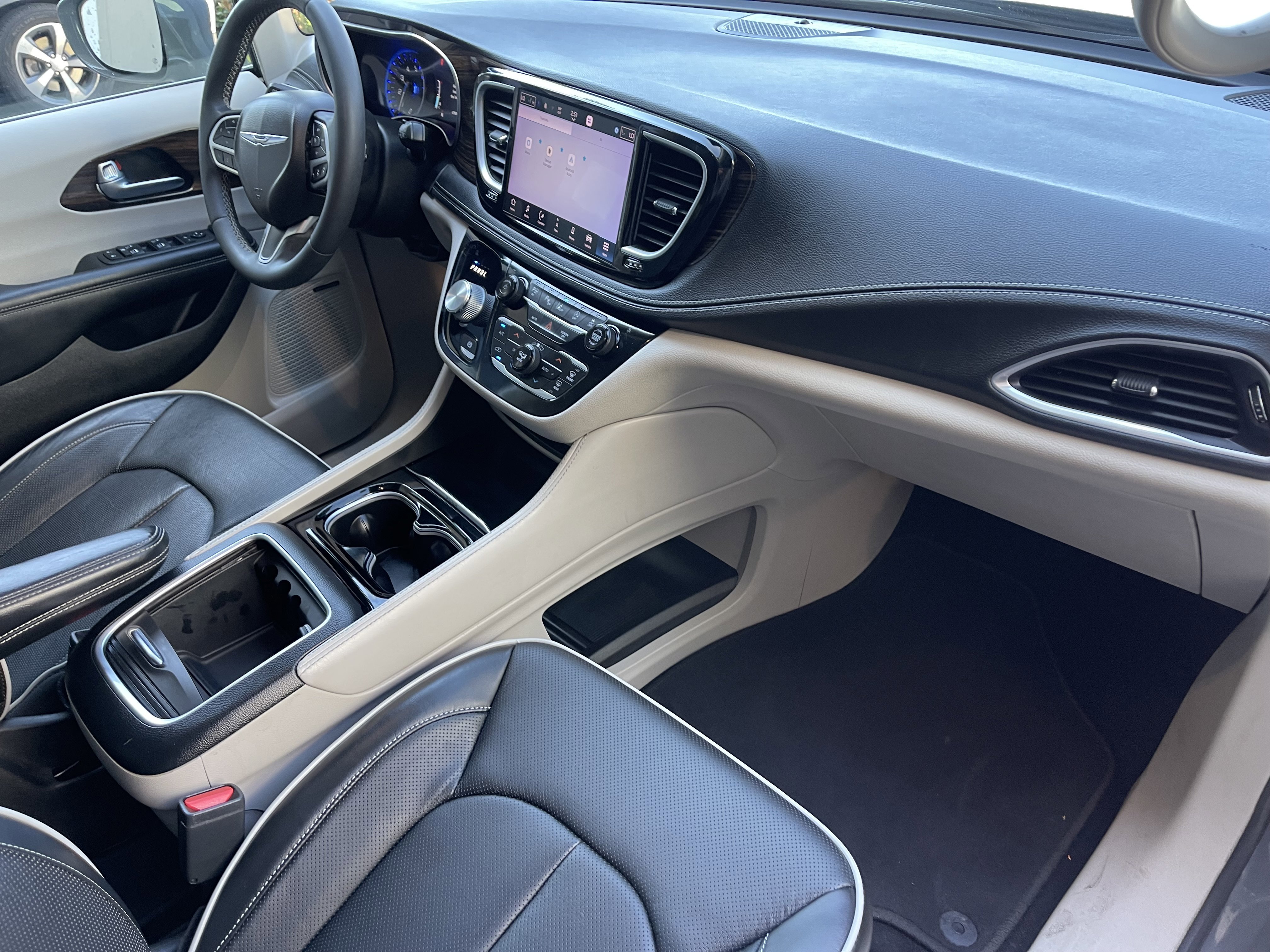 Used 2022 White Chrysler Limited image 31