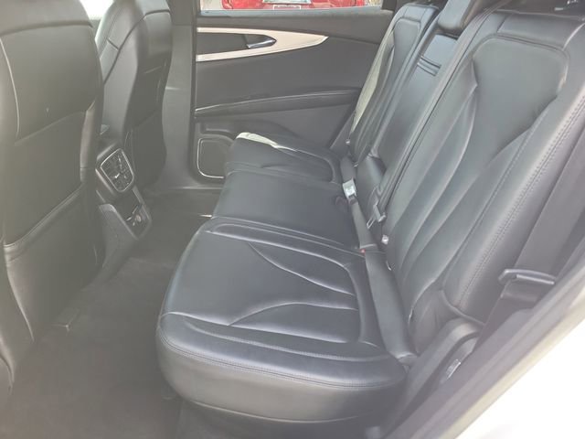 Used 2016 White Lincoln Premiere image 11