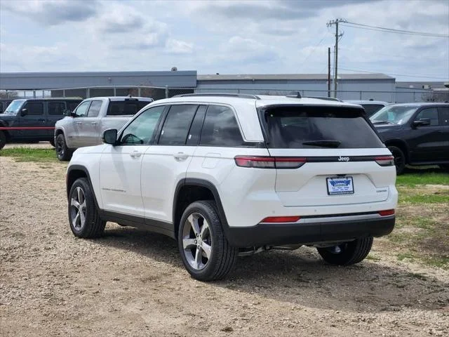 New 2026 Bright White Clear-Coat Exterior Paint Jeep Limited image 3