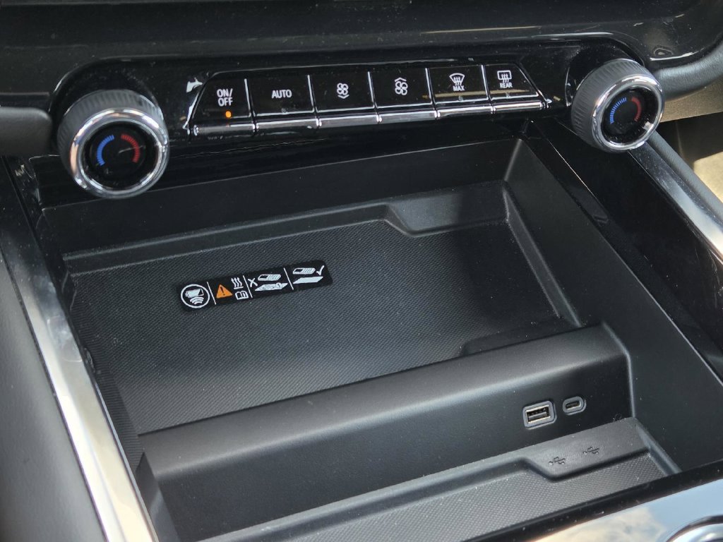 Used 2025 Black Chevrolet Z71 image 27