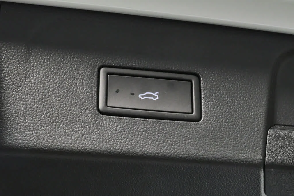New 2026 Opal White Pearl Volkswagen 2.0T SEL image 27