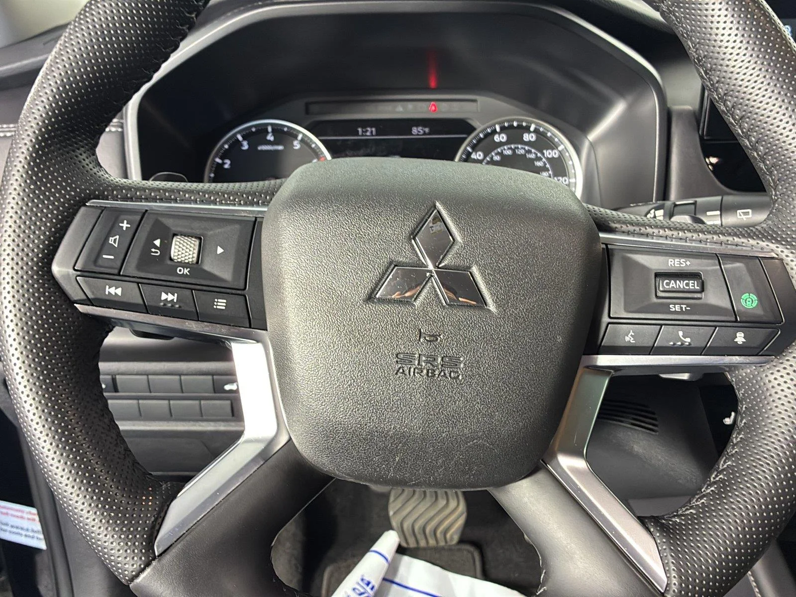 Used 2025 Black Diamond Mitsubishi SE image 29