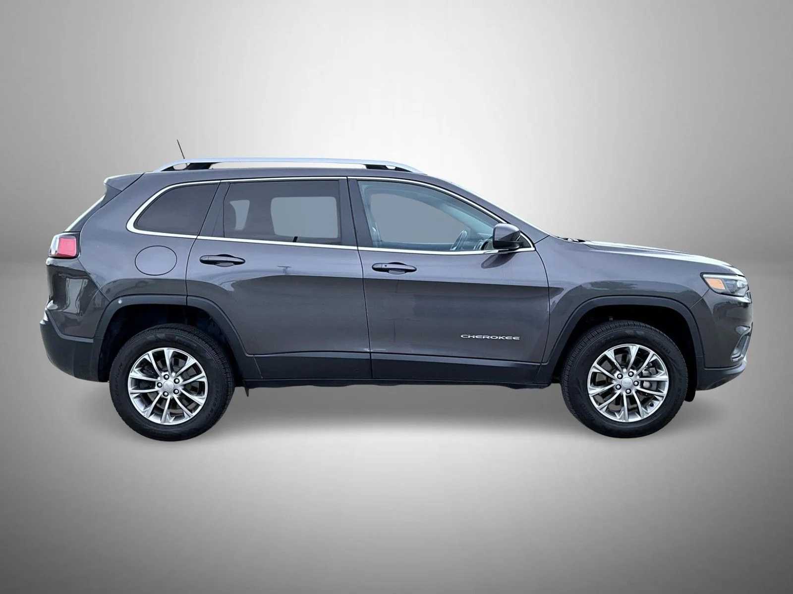 Used 2019 Gray Jeep Latitude Plus image 4