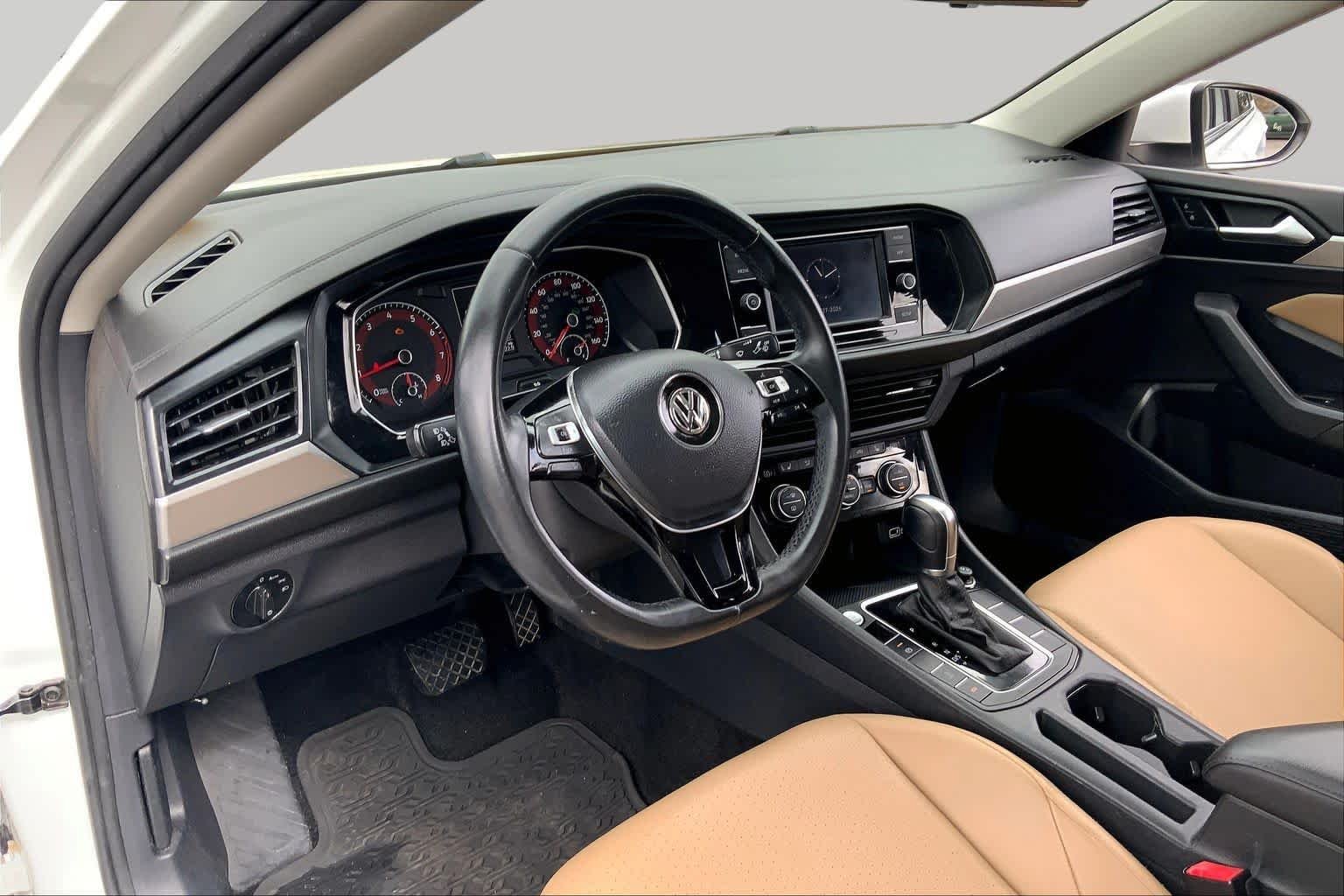 Used 2019 Pure White Volkswagen SE image 14
