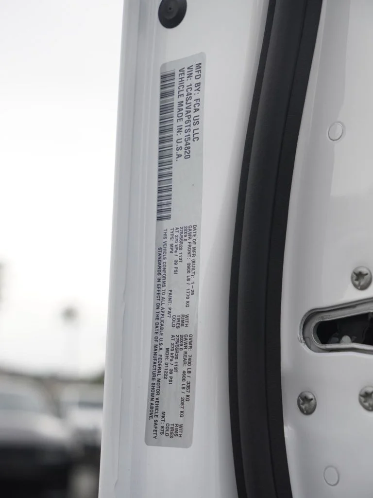 New 2026 Bright White Clear-Coat Exterior Paint Jeep  image 31