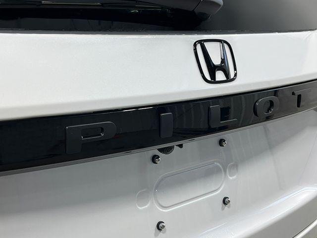 New 2026 Platinum White Pearl Honda Touring image 8