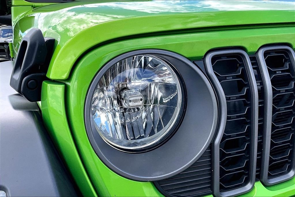 Used 2025 Green Jeep Sport image 31
