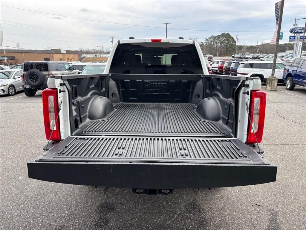 Used 2025 Oxford White Ford XLT image 3