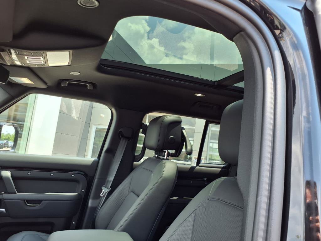 2025 Land Rover Defender X-Dynamic SE - Photo 22