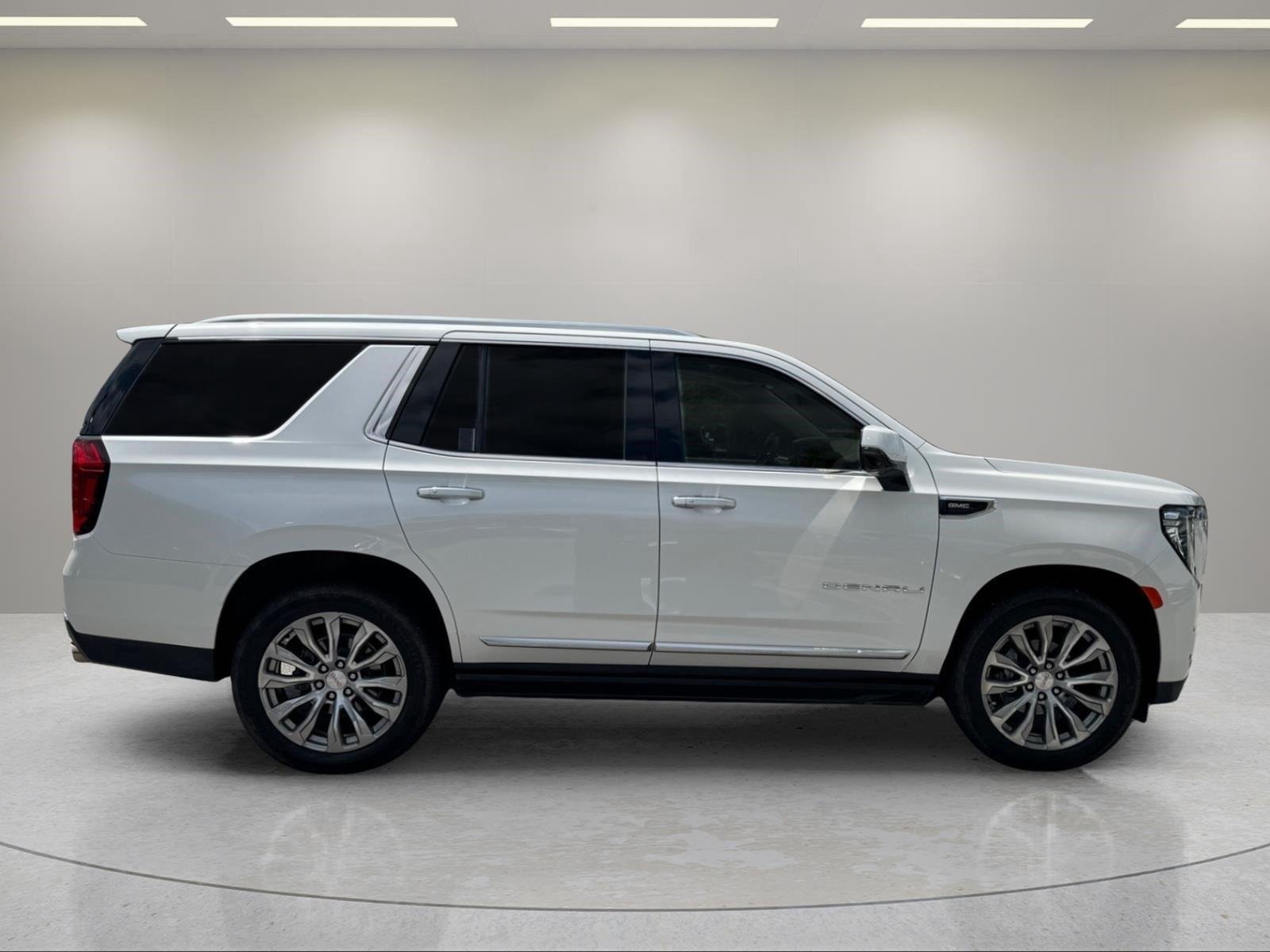 Used 2022 White Frost Tricoat GMC Denali image 6