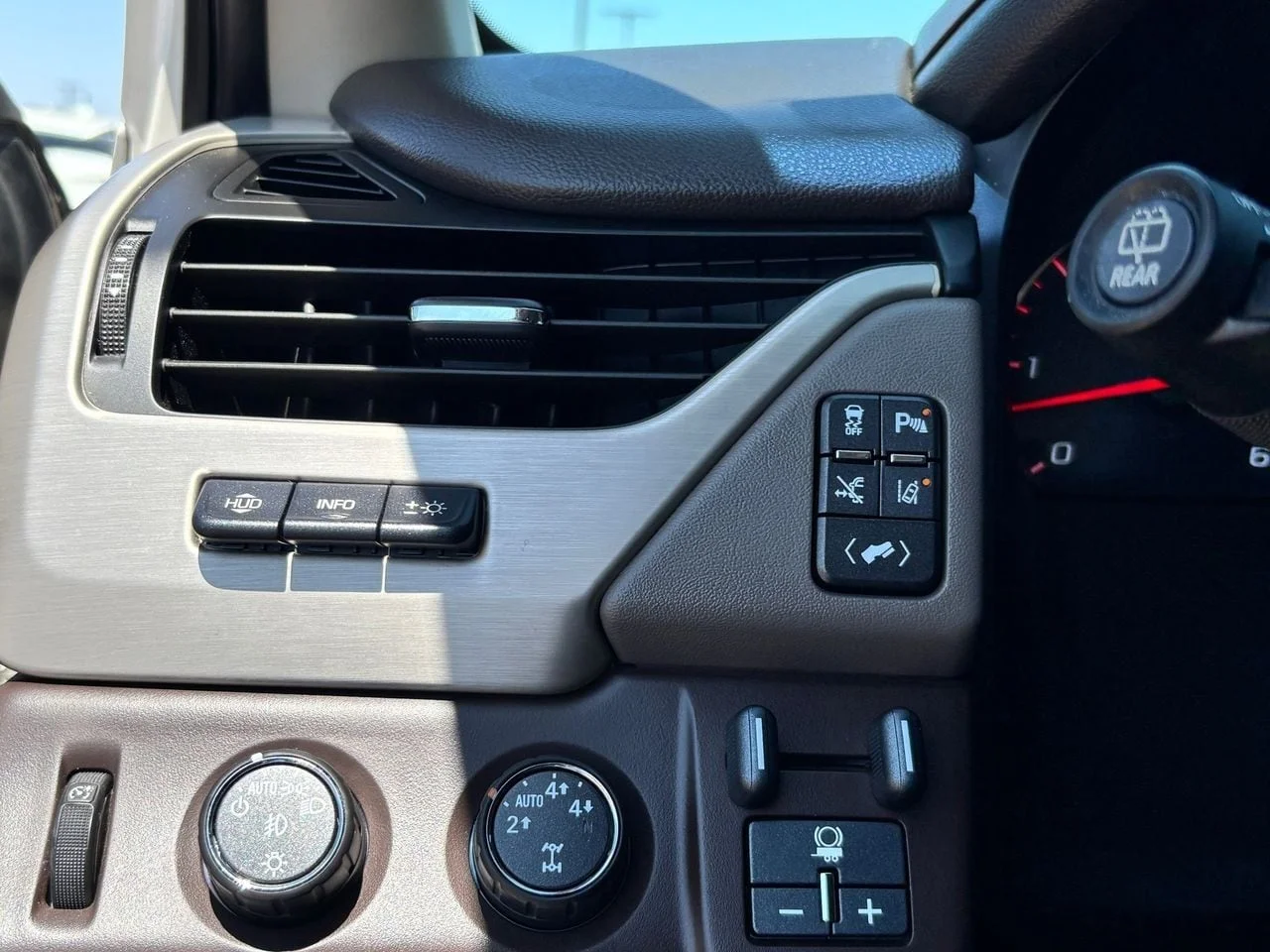 Used 2015 White Diamond Clearcoat GMC Denali image 28