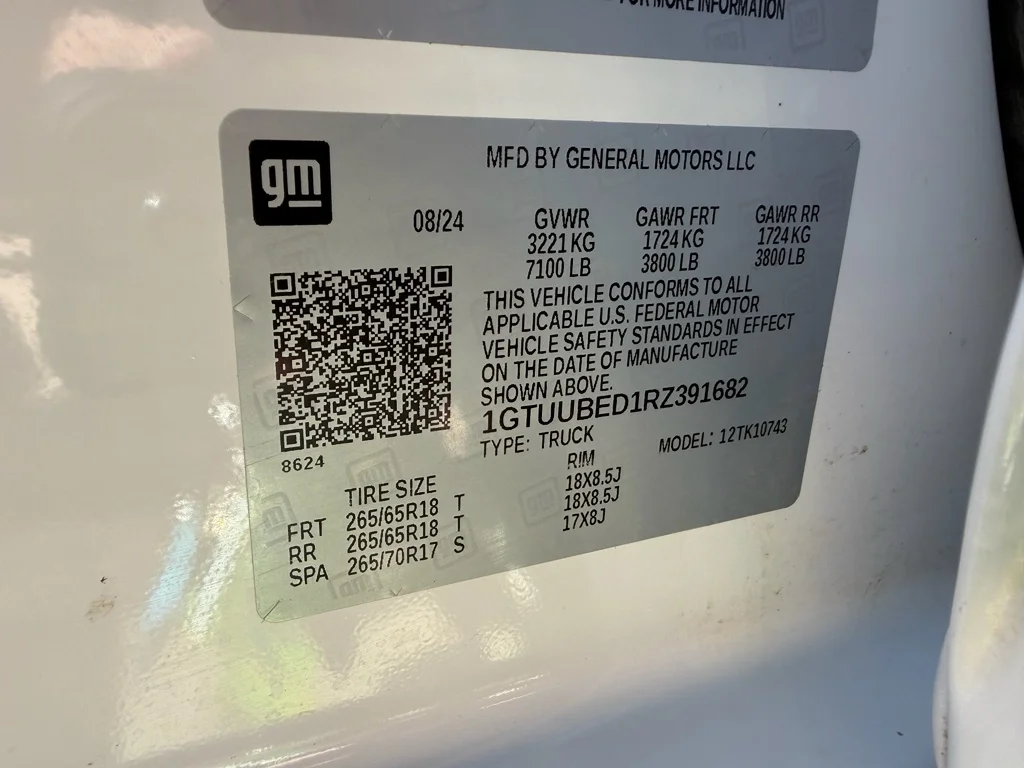 Used 2024 Summit White GMC SLE image 27