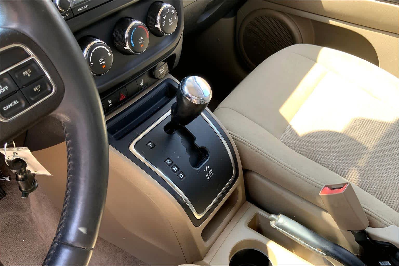 Used 2014 Rugged Brown Pearlcoat Jeep Latitude image 17