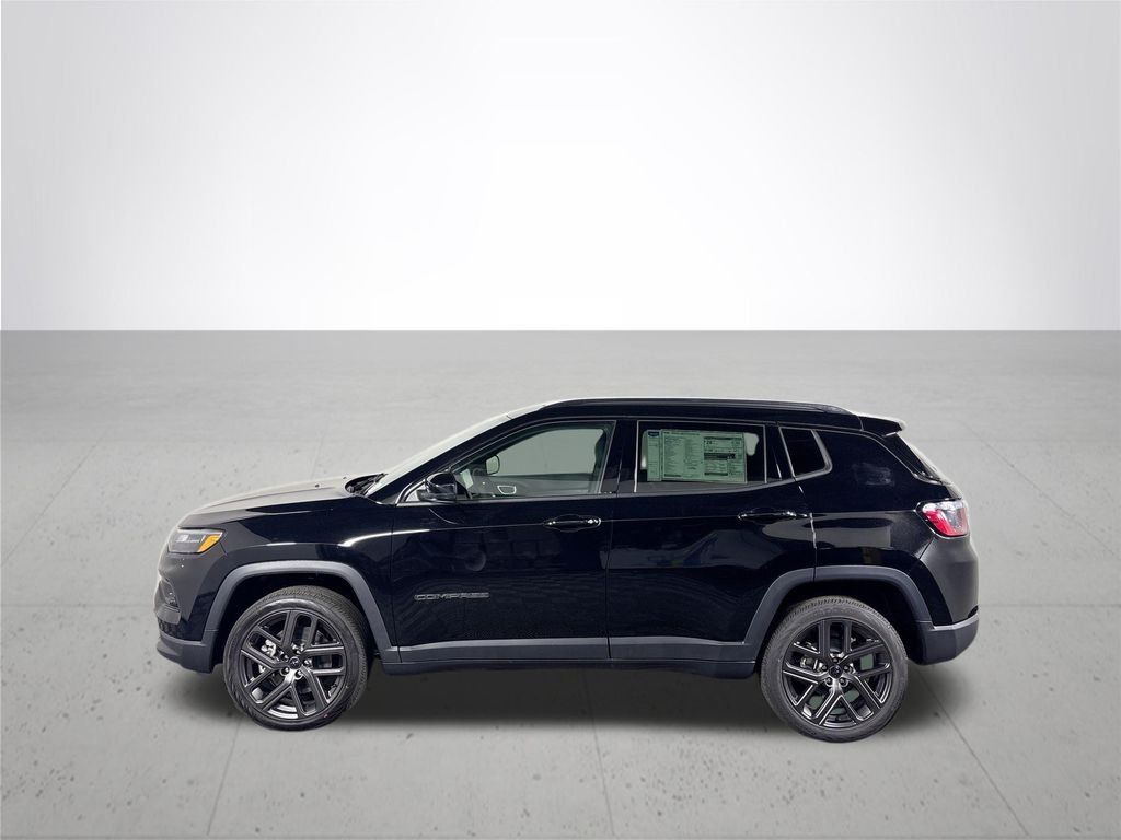 New 2026 Diamond Black Crystal Pearl-Coat Exterior Paint Jeep Limited image 9