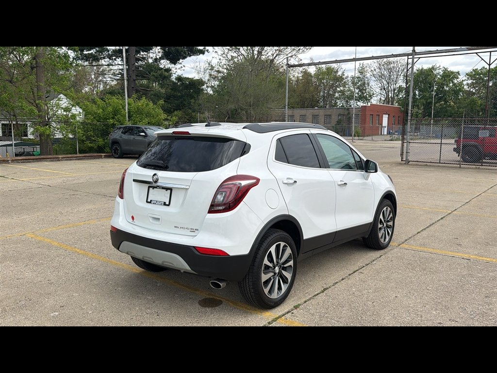 Used 2022 Summit White Buick Preferred image 5