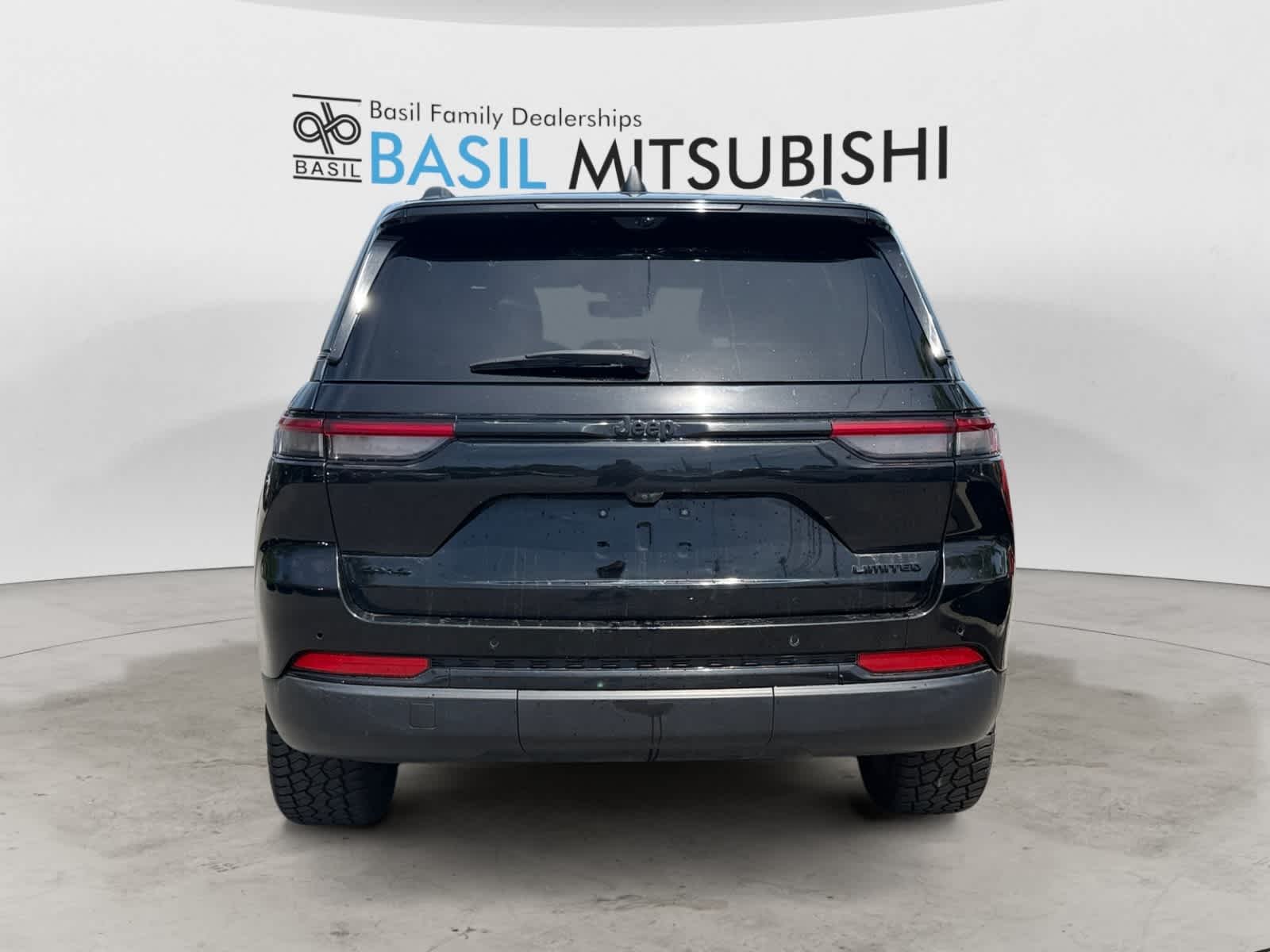 Used 2024 Diamond Black Crystal Pearl Jeep Limited image 4
