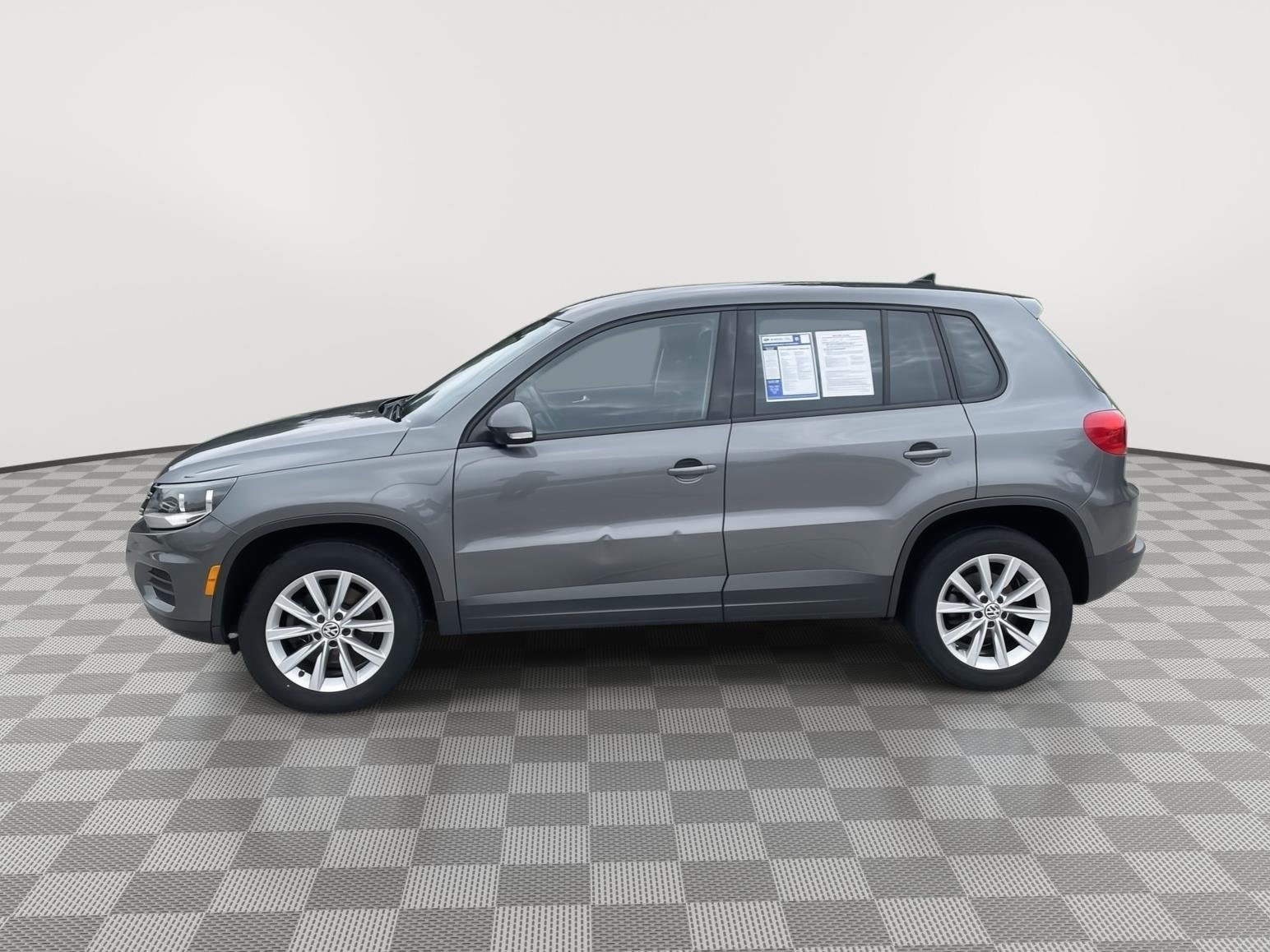 Used 2014 Pepper Gray Metallic Volkswagen SE image 11
