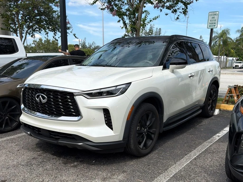 Used 2022 White INFINITI LUXE image 1