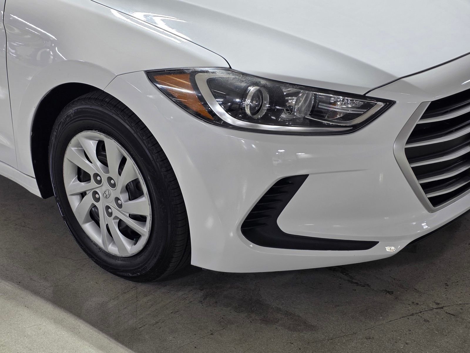 Used 2018 Quartz White Pearl Hyundai SE image 10
