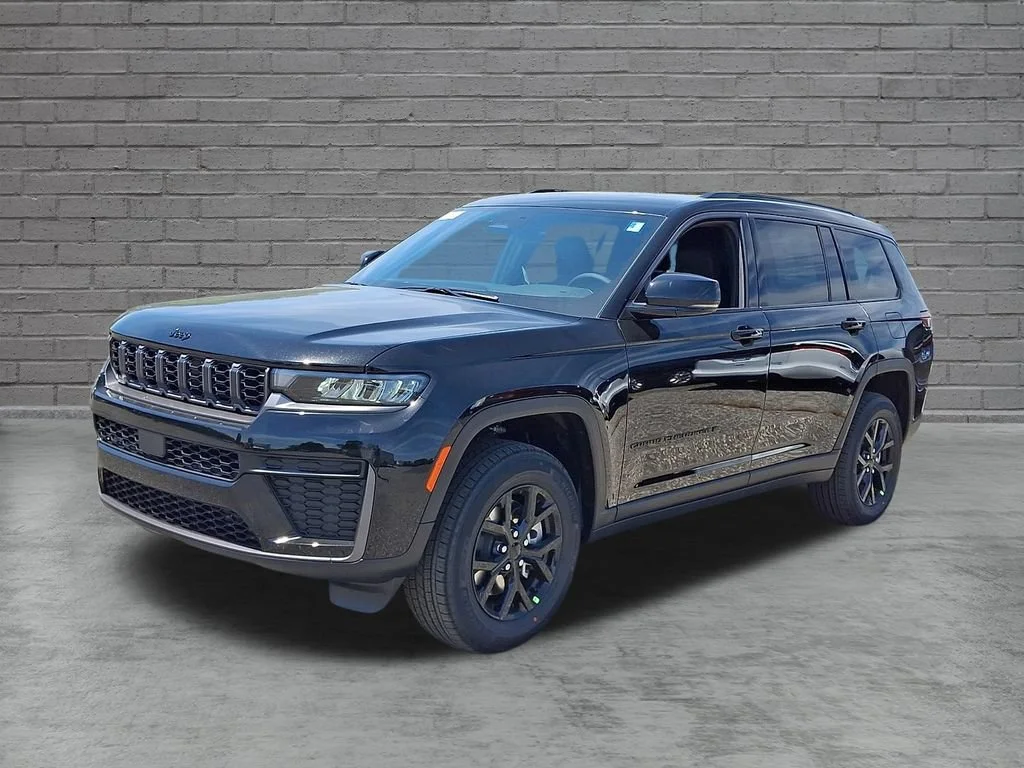 New 2026 Diamond Black Crystal Pearlcoat Jeep Laredo Altitude image 4