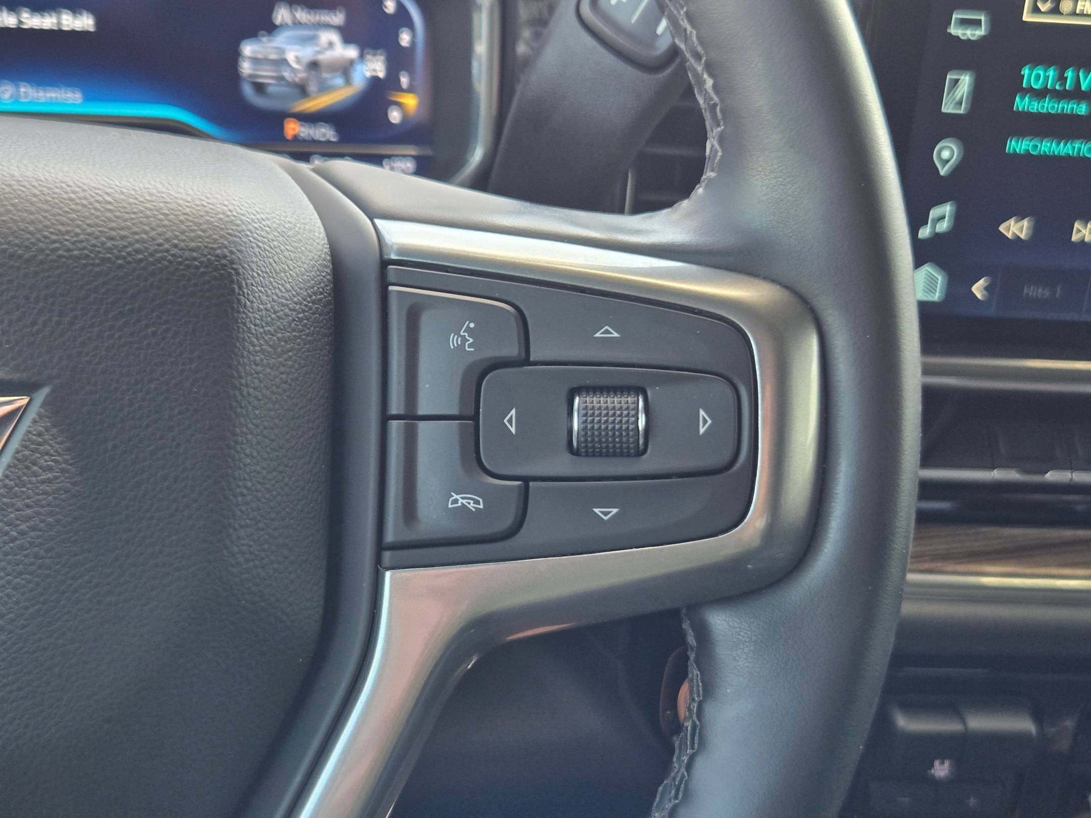 Used 2025 Summit White Chevrolet LT image 13