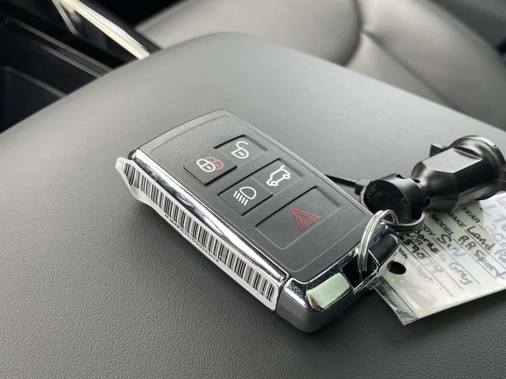 New 2026 Borasco Grey Land Rover SE image 40
