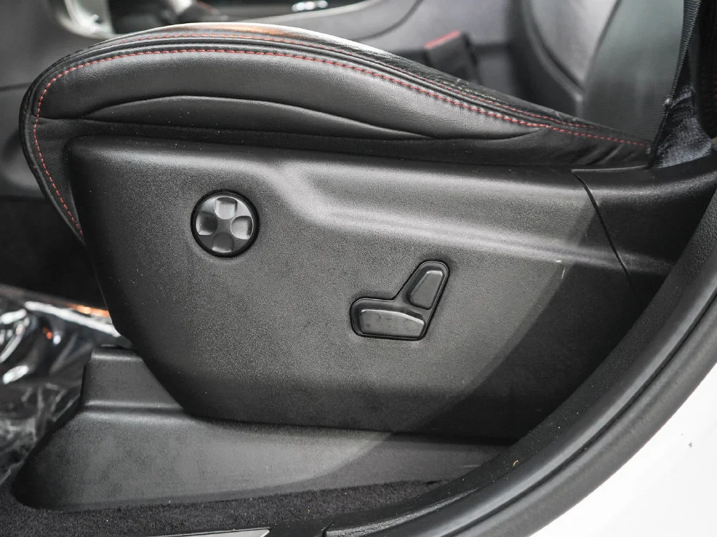 Used 2018 Bright White Clearcoat Jeep Trailhawk image 28