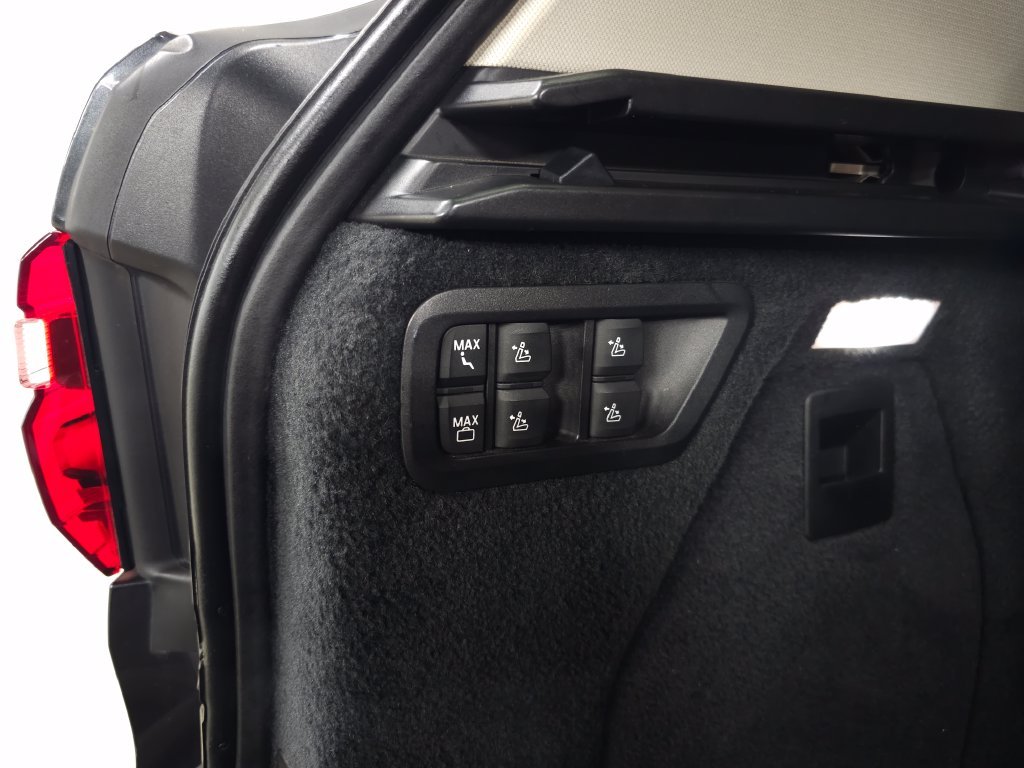 Used 2020 Dark Graphite BMW xDrive40i image 9