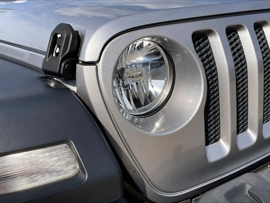 Used 2019 Silver Jeep Sport S image 28